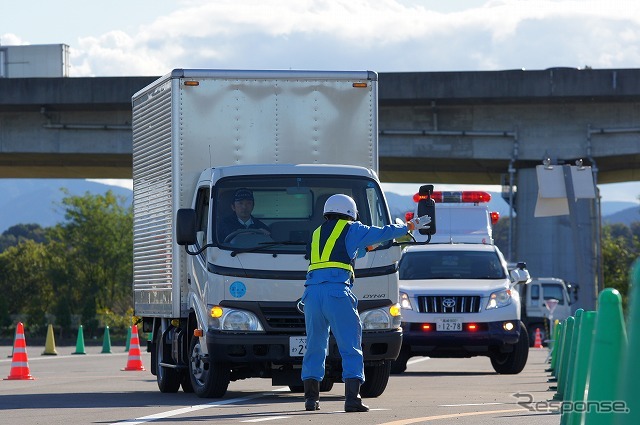 運転席に乗り込む場合は「車両が通行していない側」が原則。今回は左からの乗車を要請。