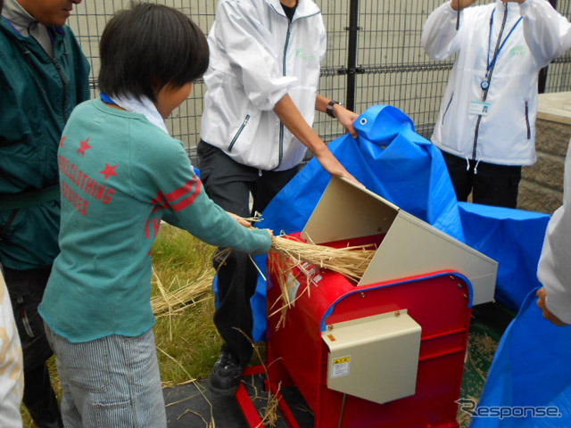 おおはし里の杜でおこなわれた脱穀体験イベント（20日）