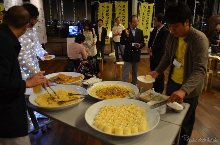 最後は立食パーティ形式の交流タイムとなった