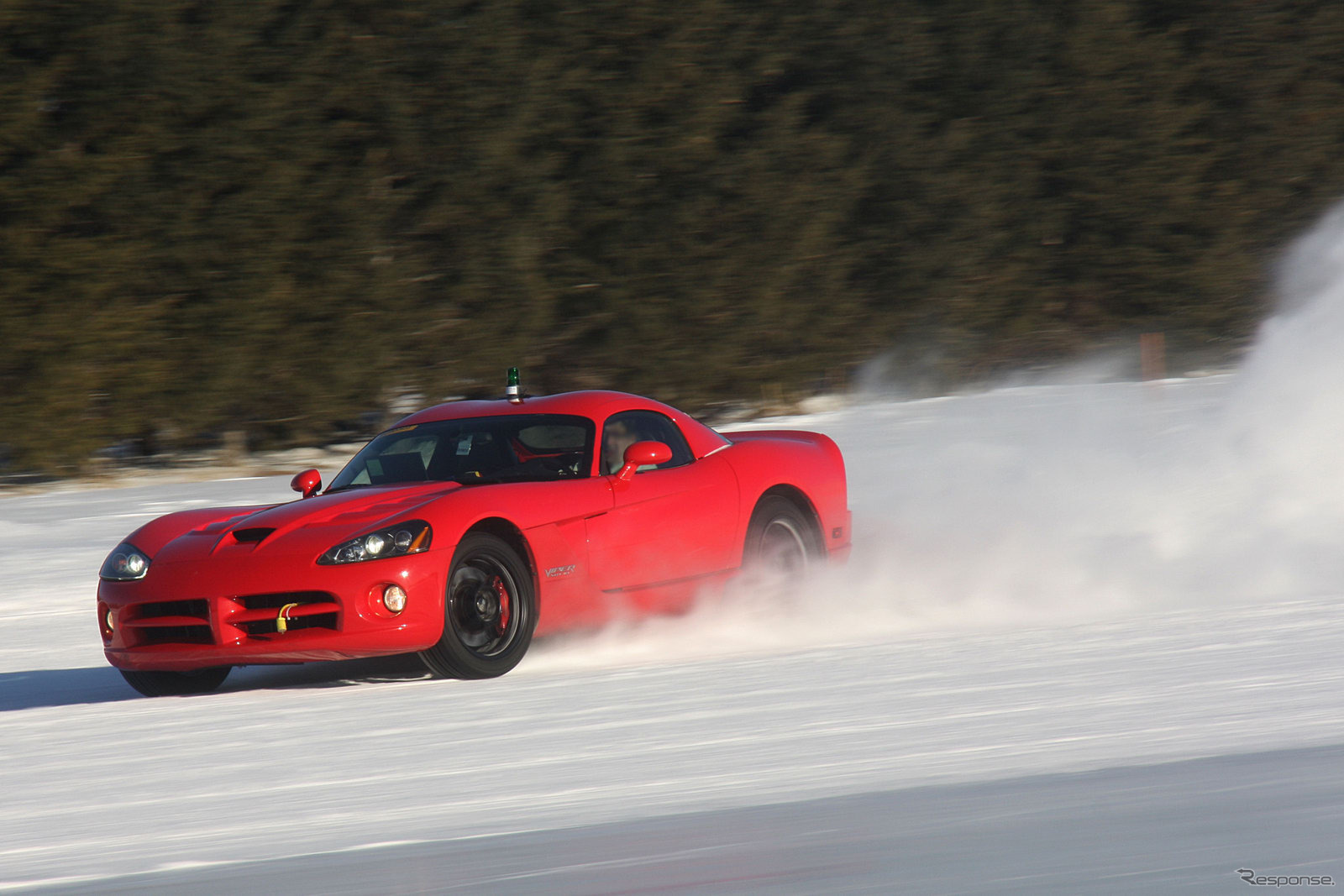 現行バイパーの車体を使ったプロトタイプで雪上テストを行う次期バイパー