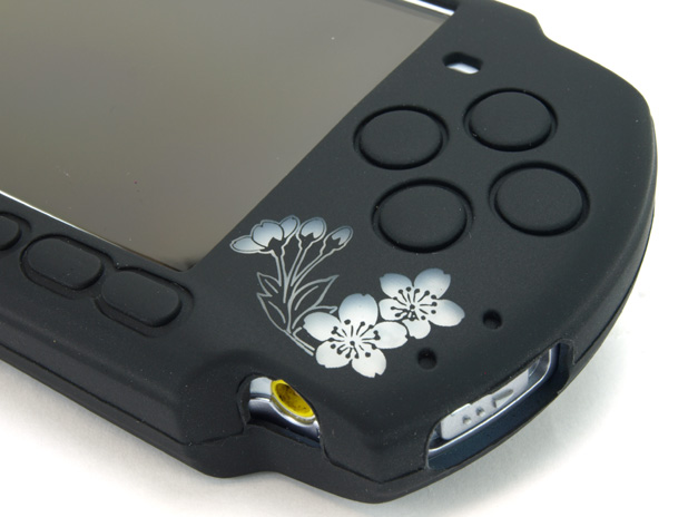 PSP本体を和風デザインに・・・梅と猫、朱椿など新柄「柔装飾カバー」4種発売  