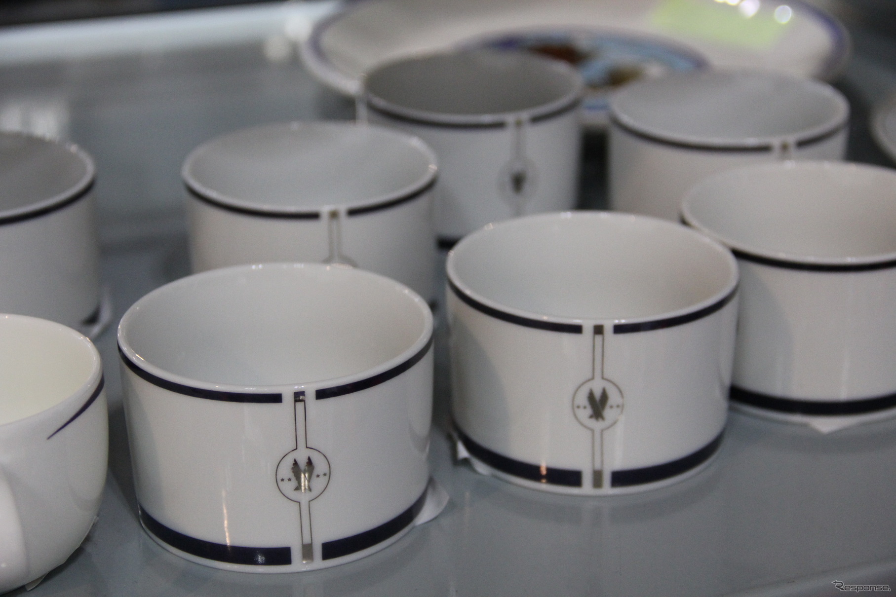 東京国際航空宇宙展2011の航空機部品マーケットではYS-11の部品をはじめ“空のお宝”が注目を集めていた