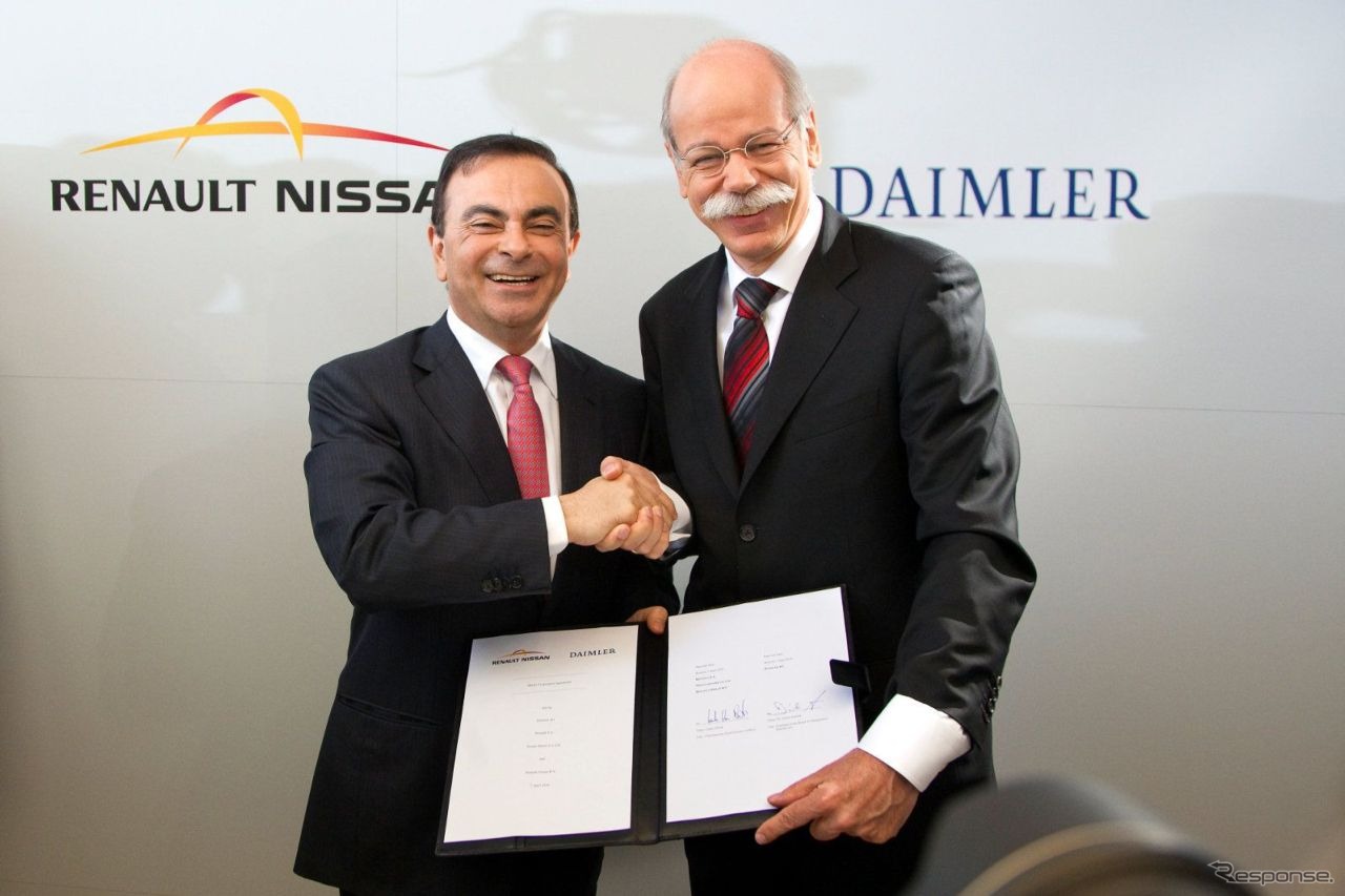2010年4月、戦略的提携を発表したルノーのカルロス・ゴーン会長とダイムラーのディーター・ツェッチェ会長