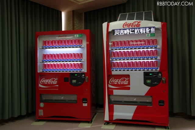 従来型自販機（左）では、蛍光灯照明を一本抜いた形で節電をおこなう。LED照明を使用する自販機は従来の蛍光灯よりも1/3の消費電力となる。