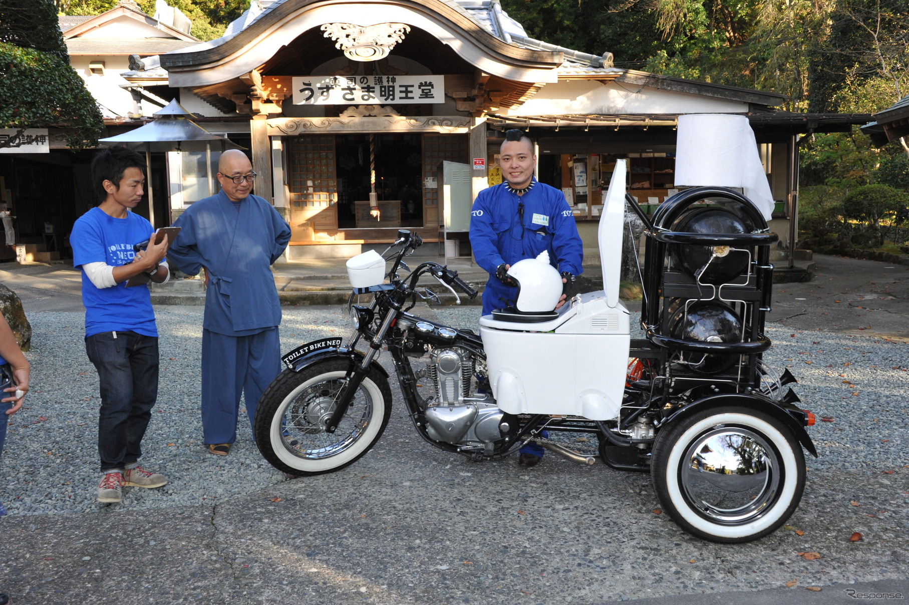 トイレの神様「明徳寺」を訪れたトイレバイクネオ。ライダーは吉本クリエィティブエージェンシーのキャプテン★ザコ（1日・静岡県伊豆市）