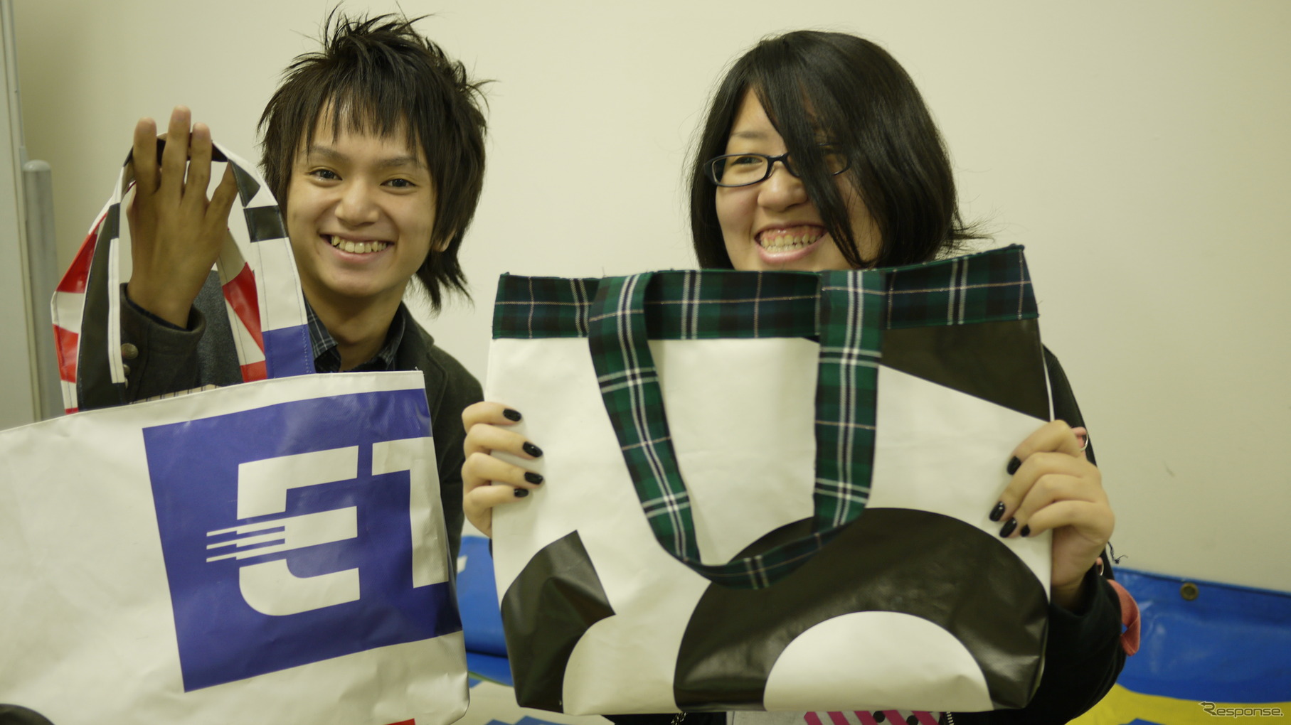 高速道路の横断幕で学生たちがトートバッグを作った