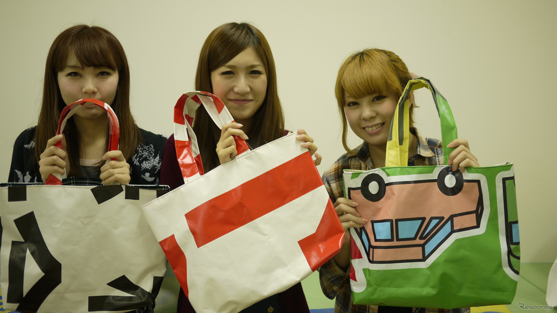 高速道路の横断幕で学生たちがトートバッグを作った