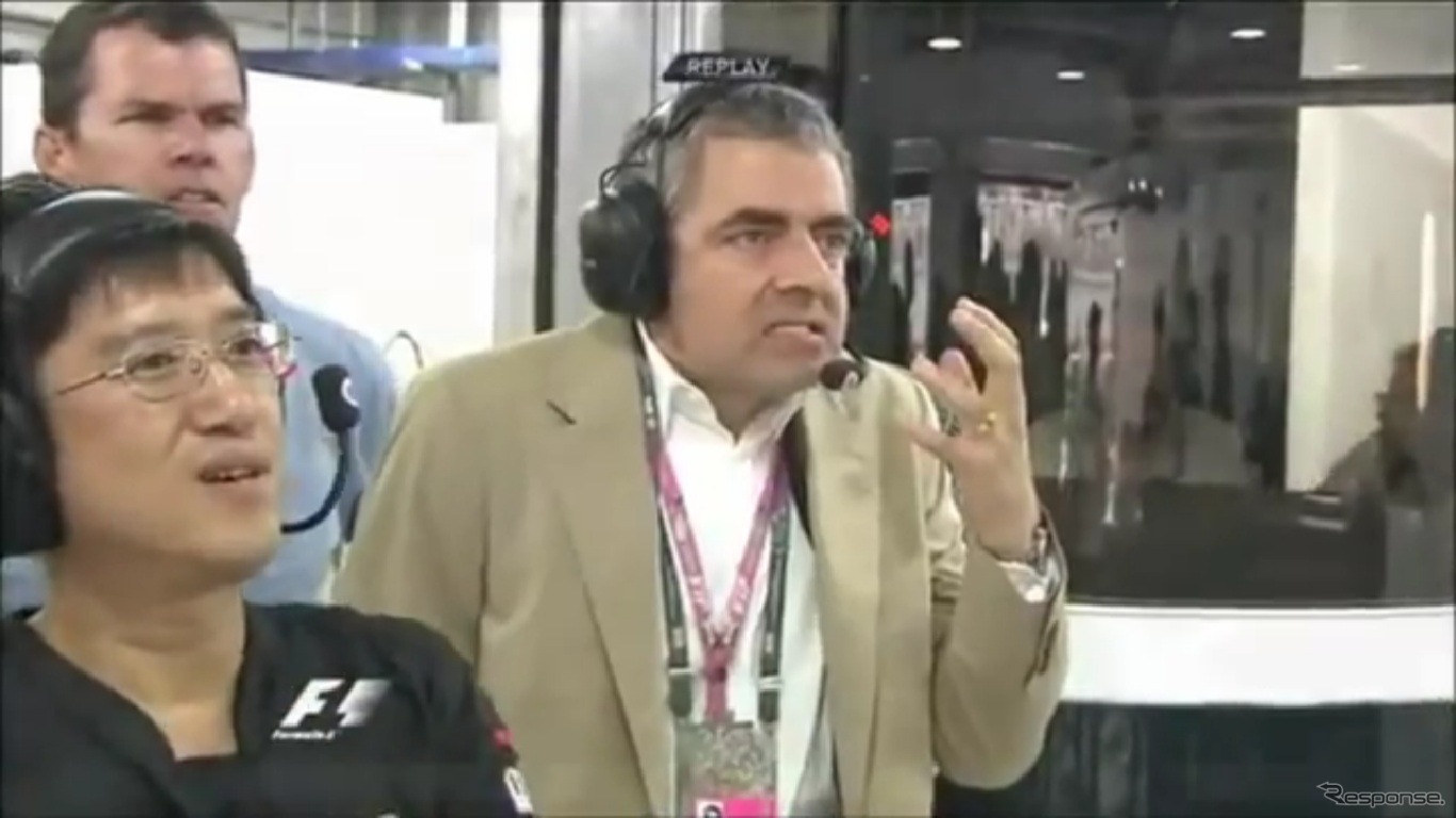 F1インドGPを現地観戦した『Mr.ビーン』こと、俳優のローワン・アトキンソン（動画キャプチャー）