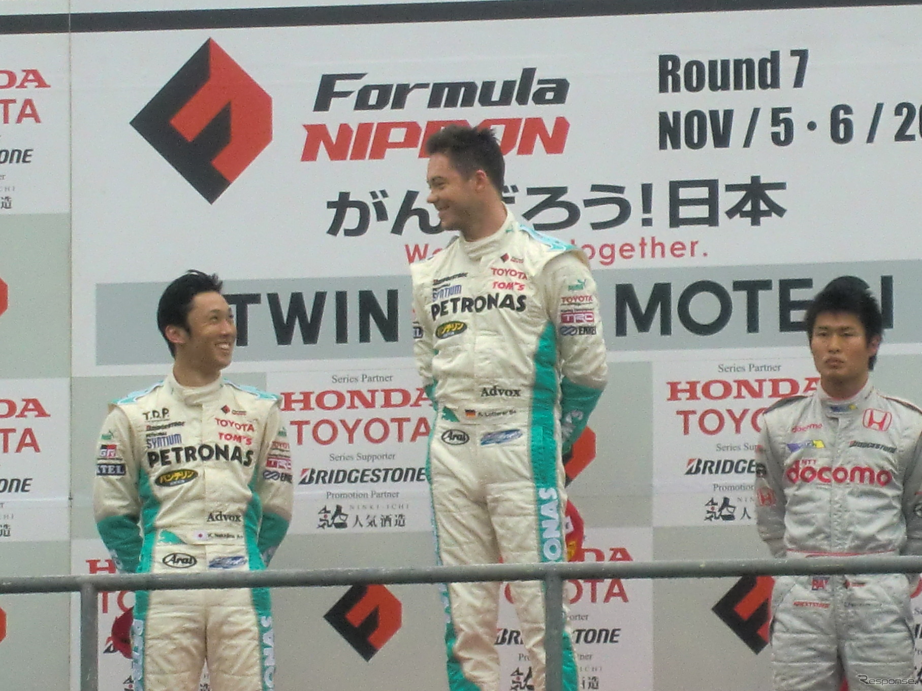 レース1の表彰台。中嶋一貴（左）とロッテラーが笑顔で健闘を讃え合う。3位は塚越広大。