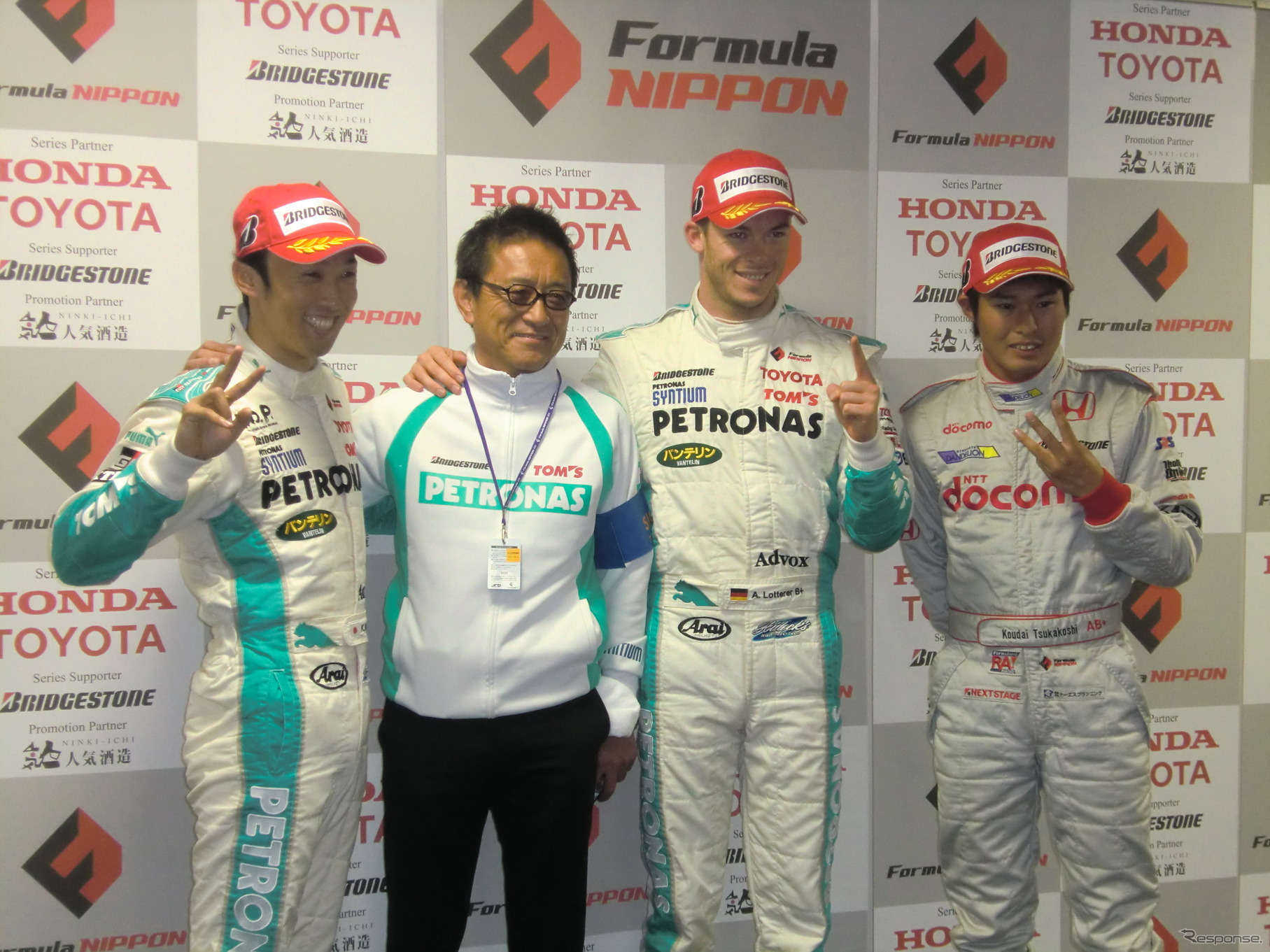 左から中嶋一貴、トムスの舘監督、ロッテラー、塚越（レース1で3位）。