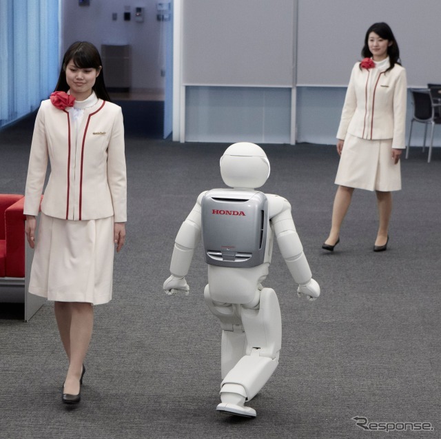 人の歩く方向を予測して、ぶつからないように進むASIMO