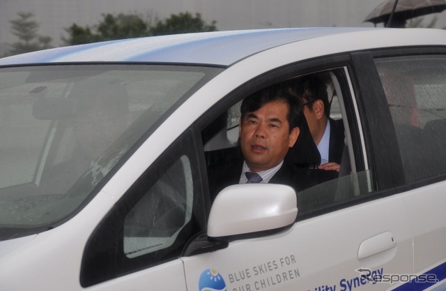 EVを試乗する甘新広州市副市長