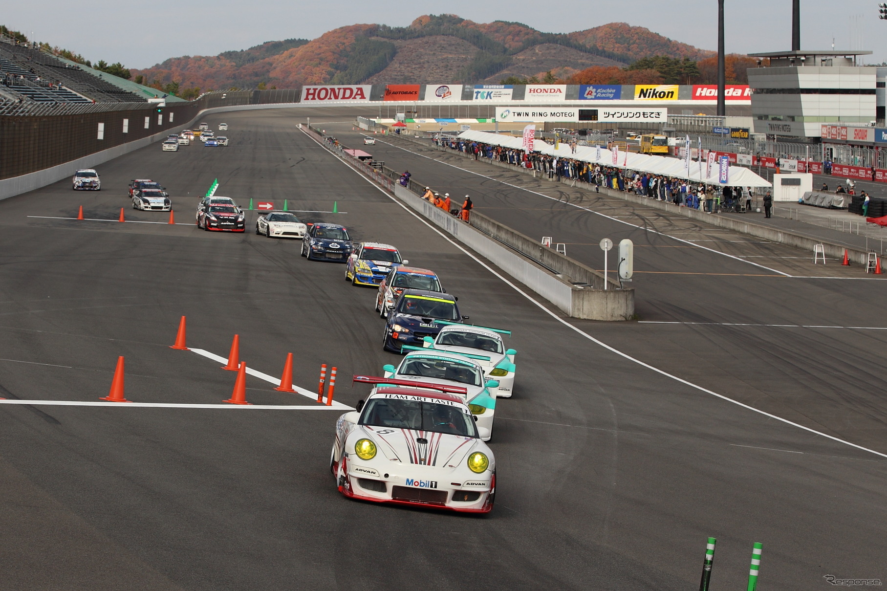 昨年秋のもてぎオーバルバトルのレースシーン。