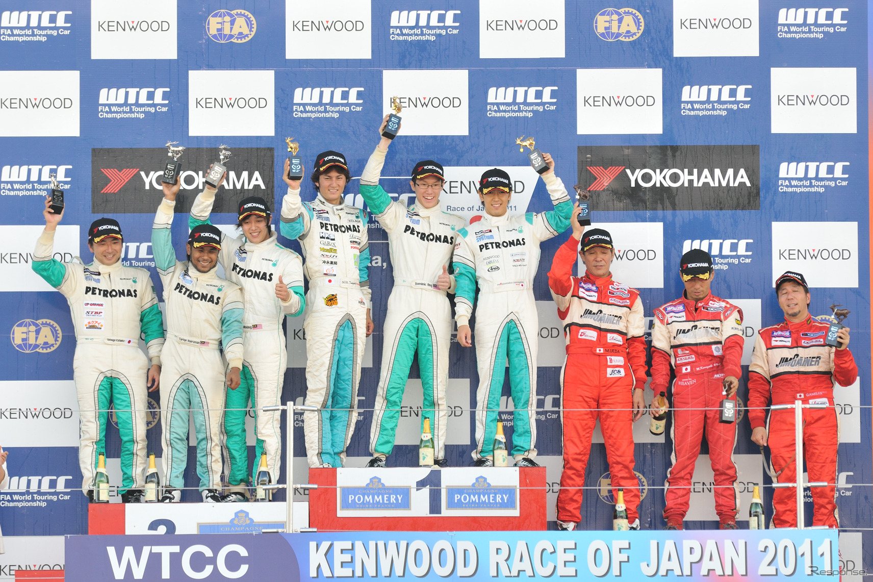 今年10月、鈴鹿でWTCCとの併催で開催されたS耐第4戦の表彰式。中央が柳田組、左が片岡組。