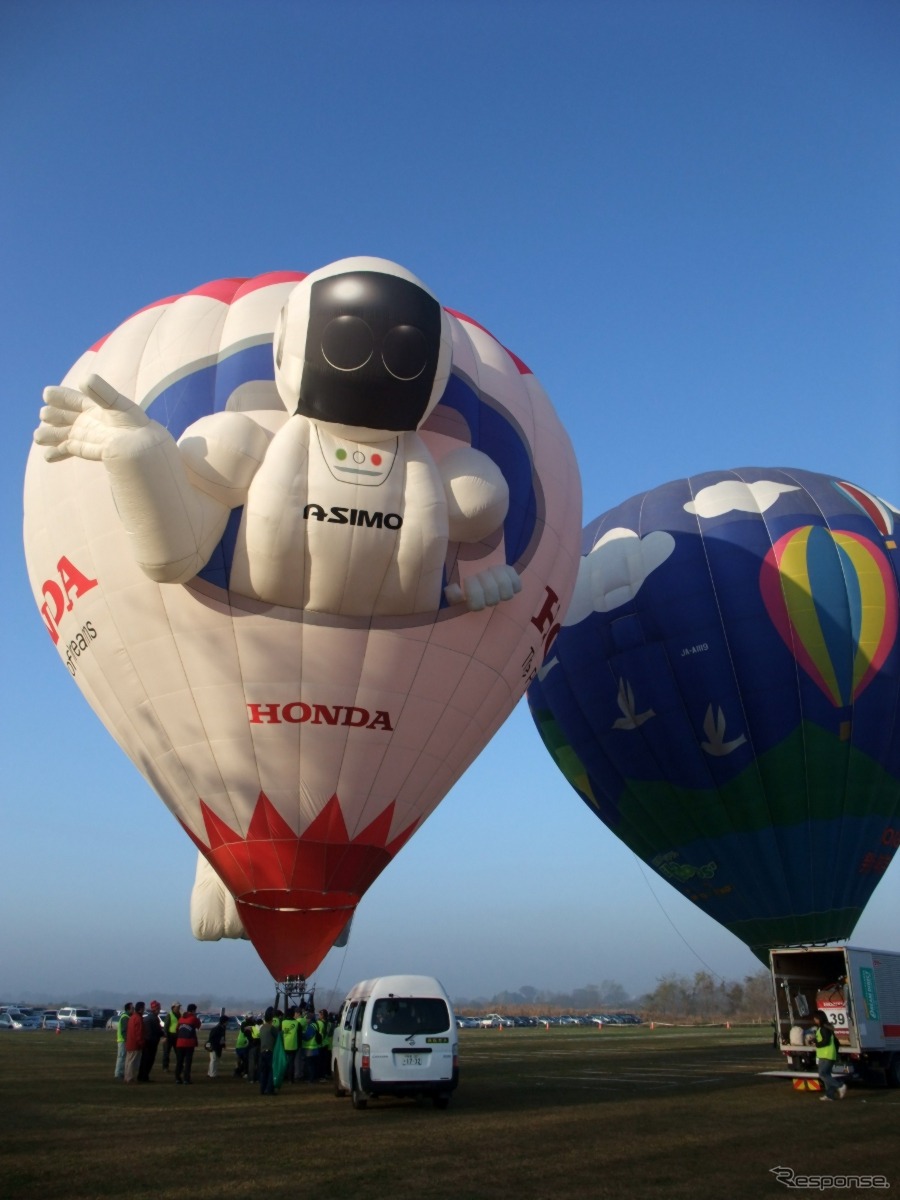 熱気球ホンダグランプリ。スポンサーバルーン。ASIMO号は子供たちに人気が高い。