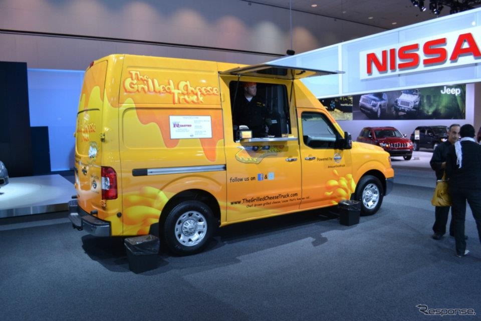 日産 NV2500 ハイルーフをベースにした移動販売車、「ザ・グリルド・チーズ・トラック」仕様（ロサンゼルスモーターショー11）
