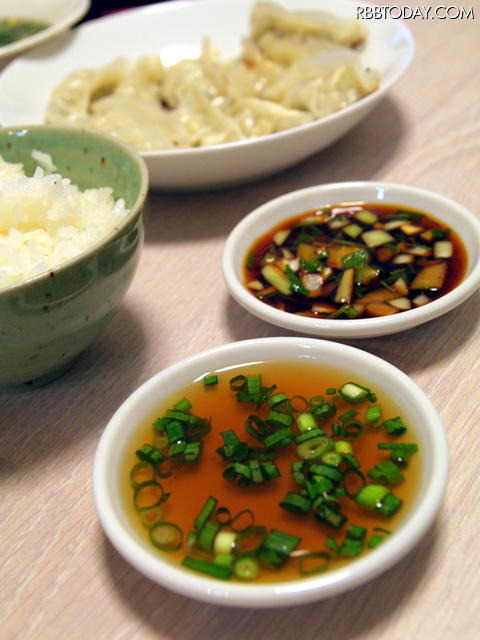 手前が甘辛酢じょうゆタレ、奥が梅香タレ。おいしそう！