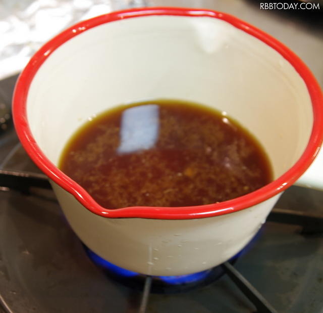 甘辛酢じょうゆタレのベース。これにりんごを加えて煮立たせます