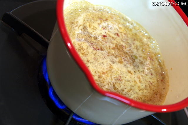 ぐつぐつ。りんごとニンニクがとても香ばしいです