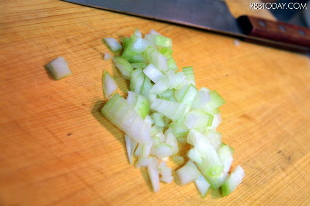 こちらは梅香タレの下準備。タマネギを1.5cm角にざく切り