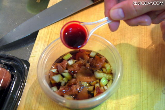 梅をほぐしたモノとお醤油などを加えて半日ほど置きます