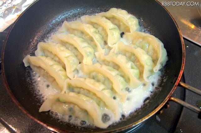 タレの準備が一通りすんだら、ギョーザを焼きます