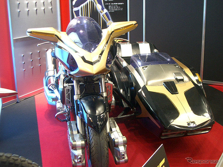 【東京モーターサイクルショー04】仮面ライダー555の『オートバジン』も