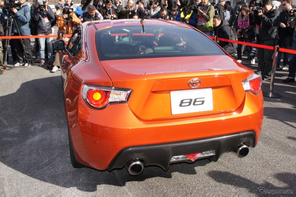 富士スピードウェイで先行公開されたトヨタの新型FRスポーツ 『86（ハチロク）』