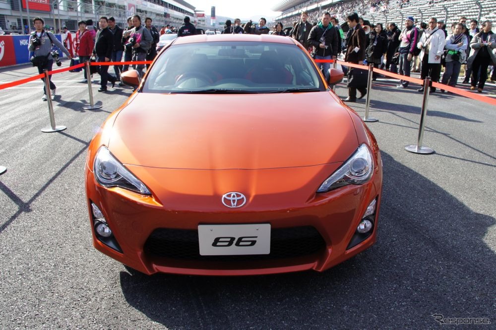 トヨタ、新型FRスポーツの車名は「86（ハチロク）」に決定