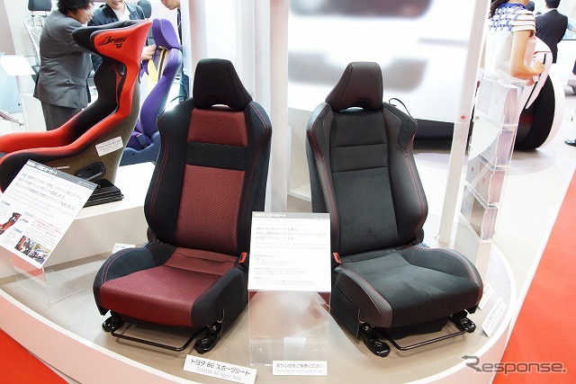 トヨタ紡織ブースに展示されているトヨタ『86』/スバル『BRZ』用の運転席シート。