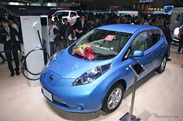 電気自動車のリーフが日本カー・オブ・ザ・イヤーに選ばれ、東京モーターショー日産ブースでは受賞報告が行われた。