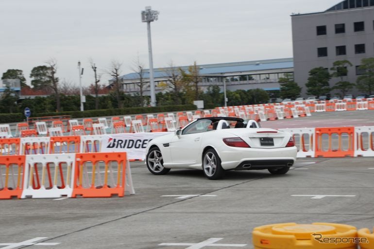 4輪車の試乗は、プロドライバーの運転による同乗試乗となる