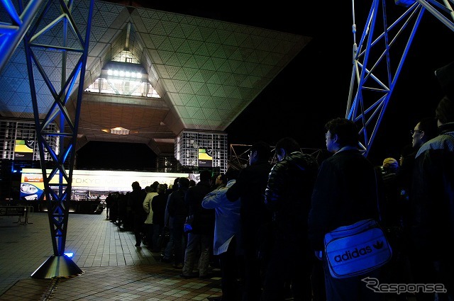 待機列は17時ごろから形成を開始。混乱を避けるため、いくつかに区切ってチケットブースへ移動する。