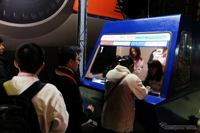 ナイター券は18時ちょうどに発売を開始。5日はブースを4つ開けていた。