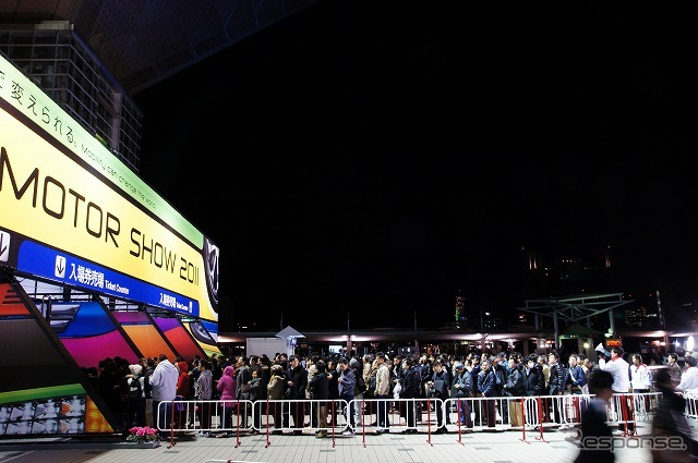 初の平日開催となった5日に目立ったのは、やはりサラリーマン風のスーツ姿の男性だった。