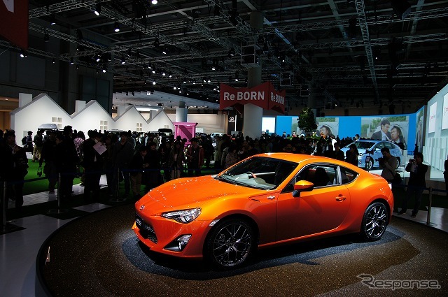 トヨタブースのスタッフによると「昼間はそれなりに混んでいる」とのこと。いろいろなアングルで見られるのはナイター入場の特権か。