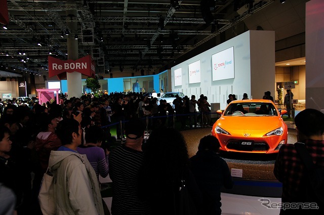 土日の昼間はこの隙間すら無かった。