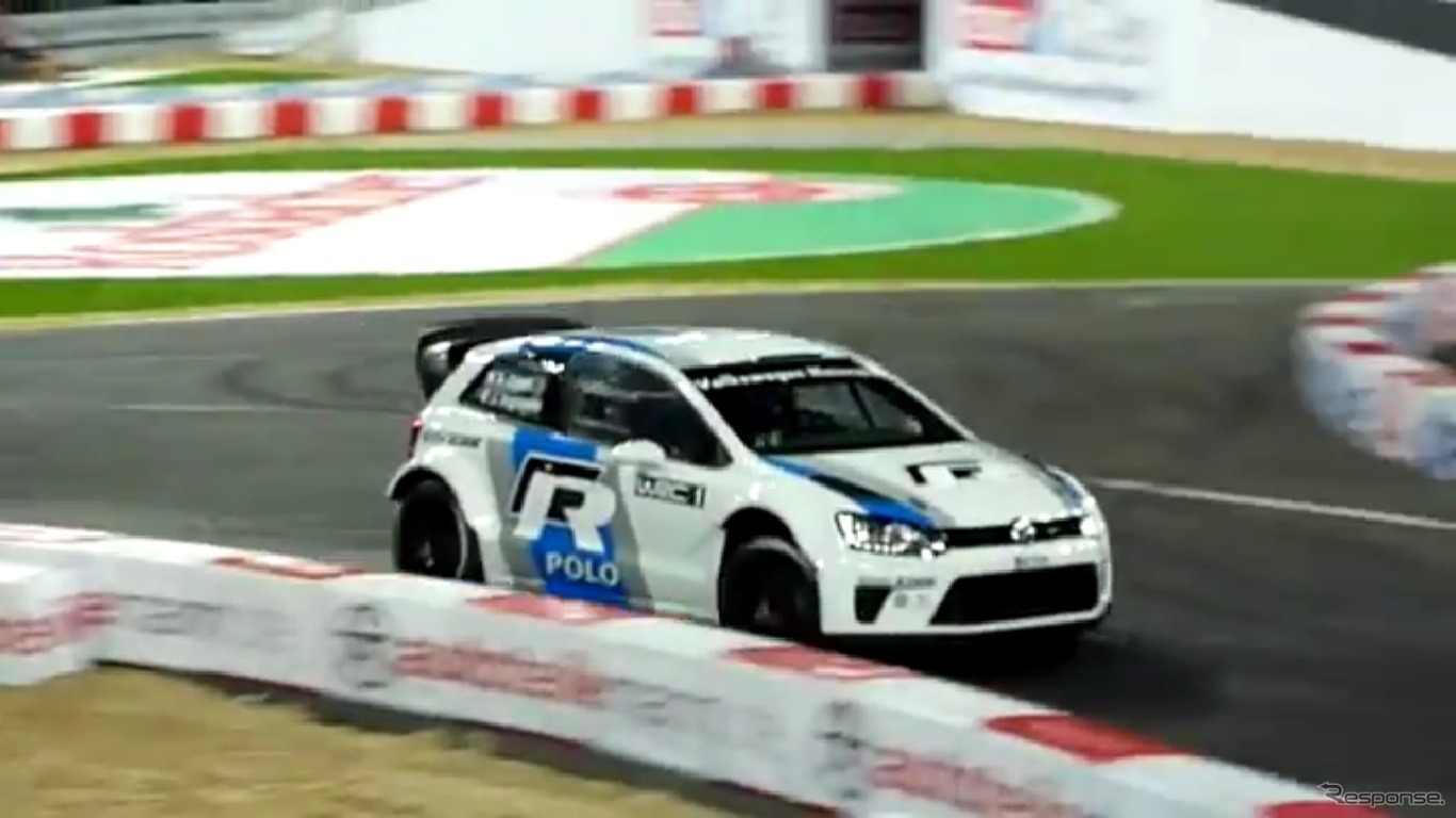 ドイツで開催された「レース・オブ・チャンピオンズ」（ROC)で、フォルクスワーゲンのWRCワークスドライバーで今年のROCを制したセバスチャン・オジェ選手がポロR WRCをデモ走行（動画キャプチャー）