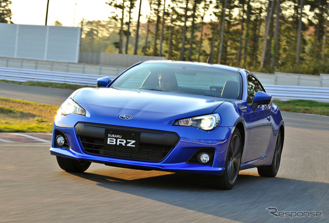 スバル初の小型FRスポーツカー「BRZ」は、低重心を活かした高いコーナリング性能が特徴だ。