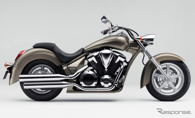 ホンダ VT1300CR（ムーンストーンシルバーメタリック）