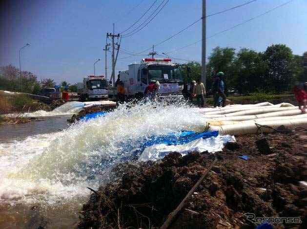 タイの洪水被害で、国交省派遣のポンプ車が排水作業を行なった