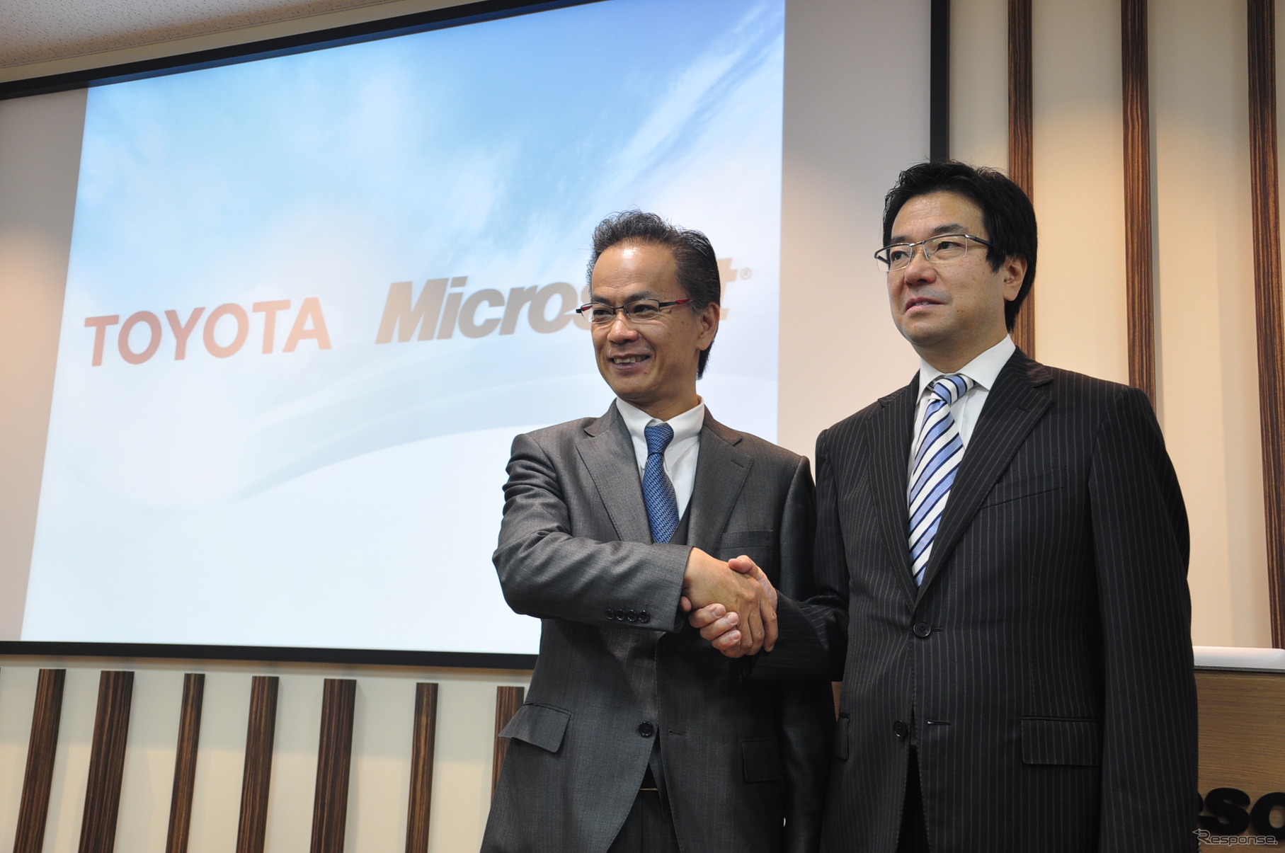 日本マイクロソフト 樋口泰行社長（右）、トヨタ自動車 友山茂樹常務役員