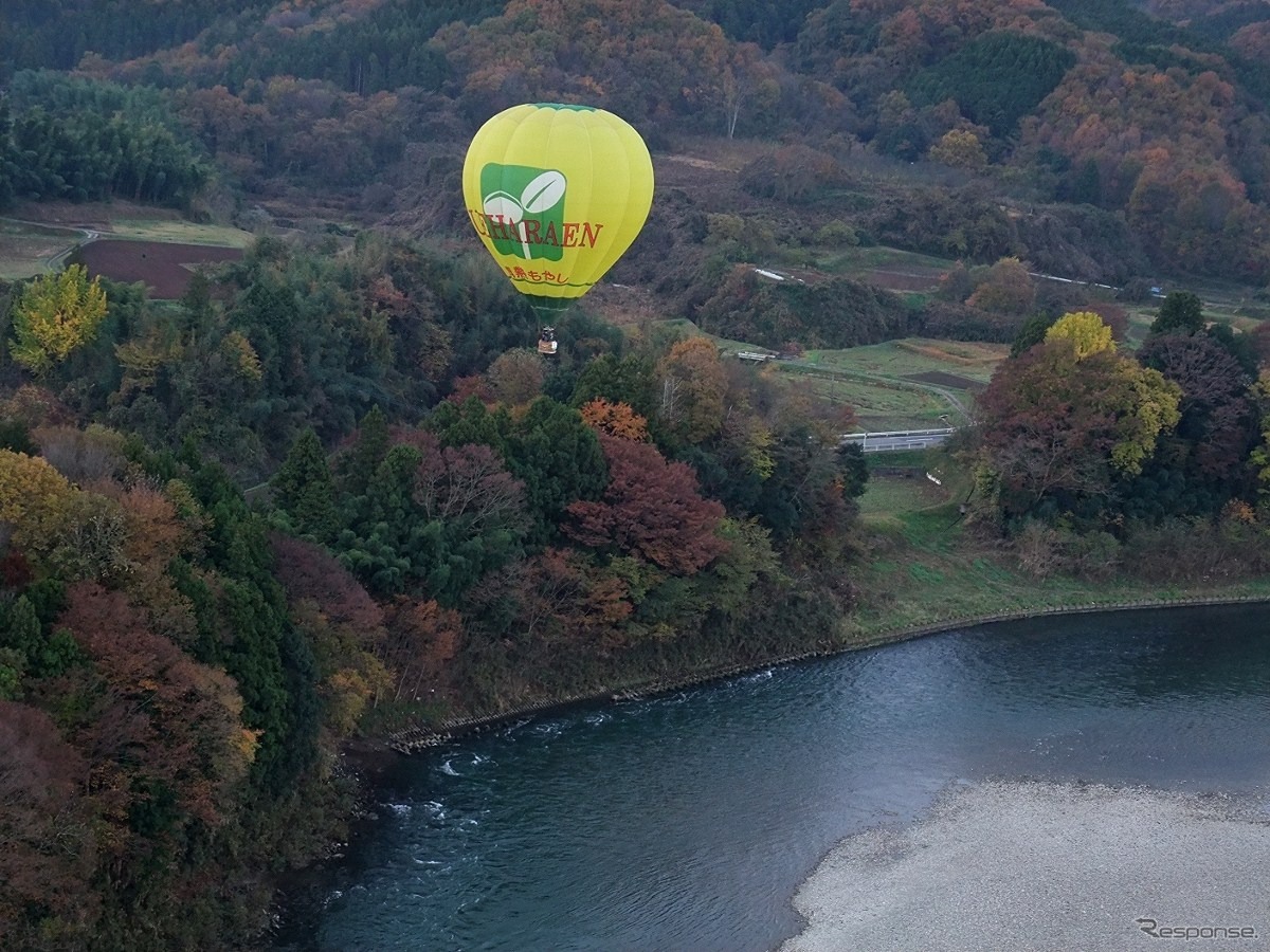 紅葉の渓谷を飛ぶ競技気球。