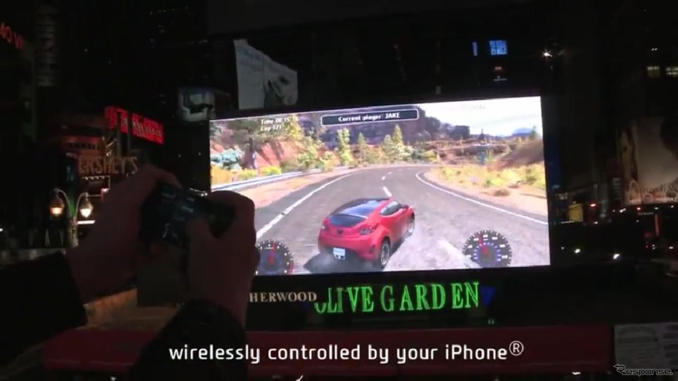 米国ニューヨーク・タイムズスクエア名物の巨大ビルボードで行うレースゲーム、「ヒュンダイレース」（動画キャプチャー）