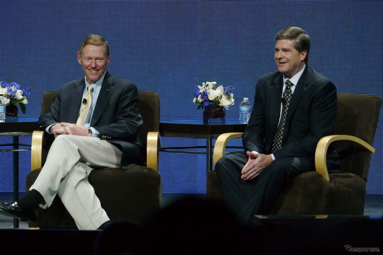 フォード社会長兼CEOのアラン・ムラリー氏（左）とVerizon社代表取締役のジョン・ストラットン氏（右。CES 12）