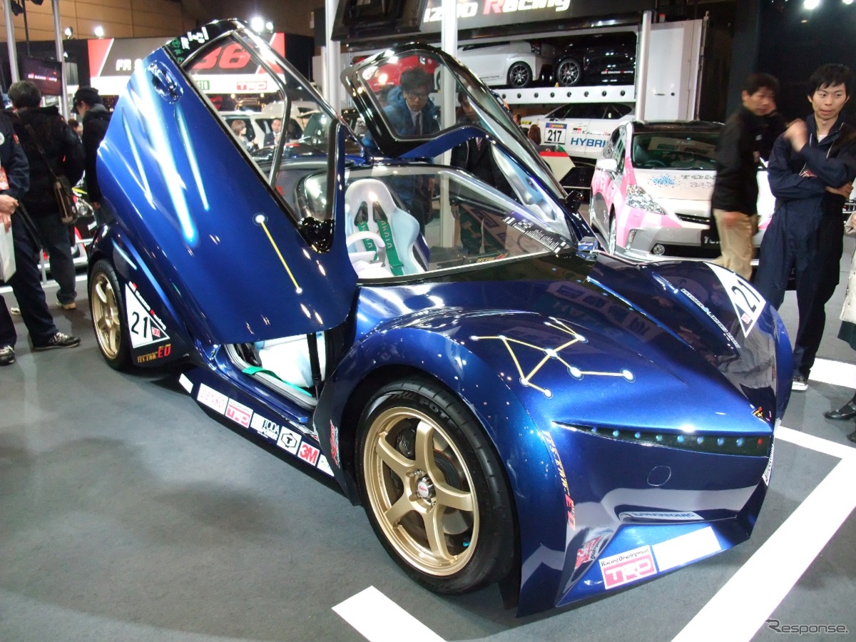 EVレーシングカー『TES-ERA EV』。ガルウィングドアはノーマルのセラのものを丸ごと使っている（東京オートサロン12）