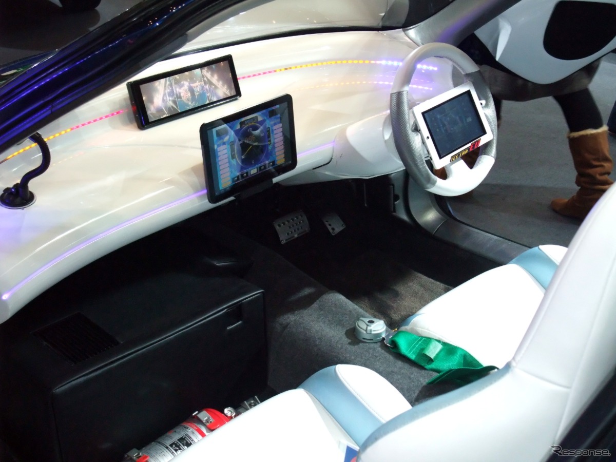 コクピット。助手席足元のボックスはKERS用のキャパシタ（東京オートサロン12）