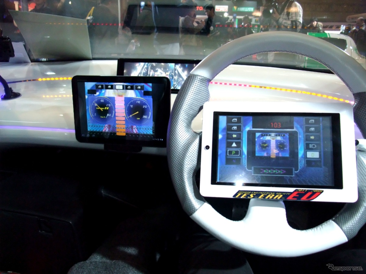 3つの液晶ディスプレイで全情報を機動的に表示（東京オートサロン12）