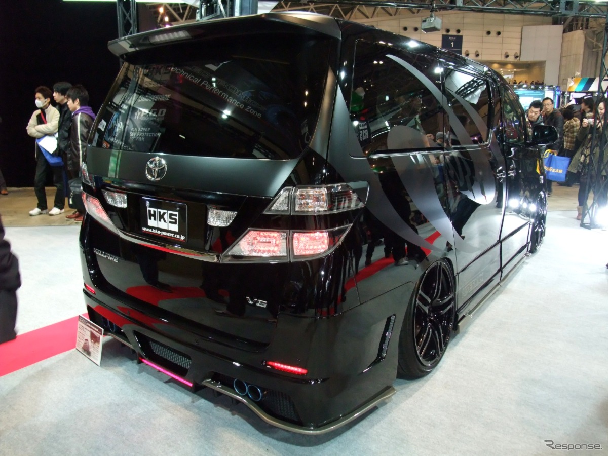 HKS S-style VELLFIRE。フェンダーを見るとストリート用としてはかなり大胆なローダウンぶりがわかる（東京オートサロン12）