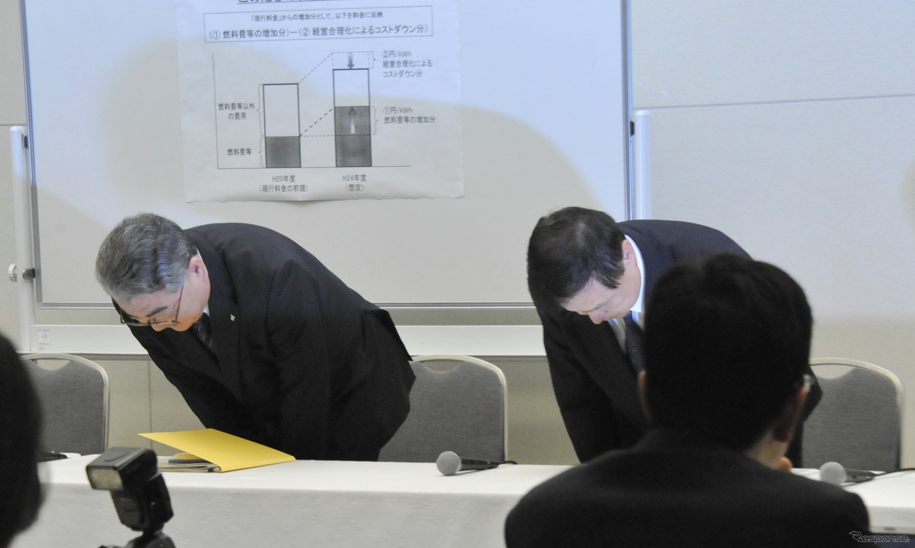電力値上げで協力を求める西澤俊夫社長（17日・東電本店）